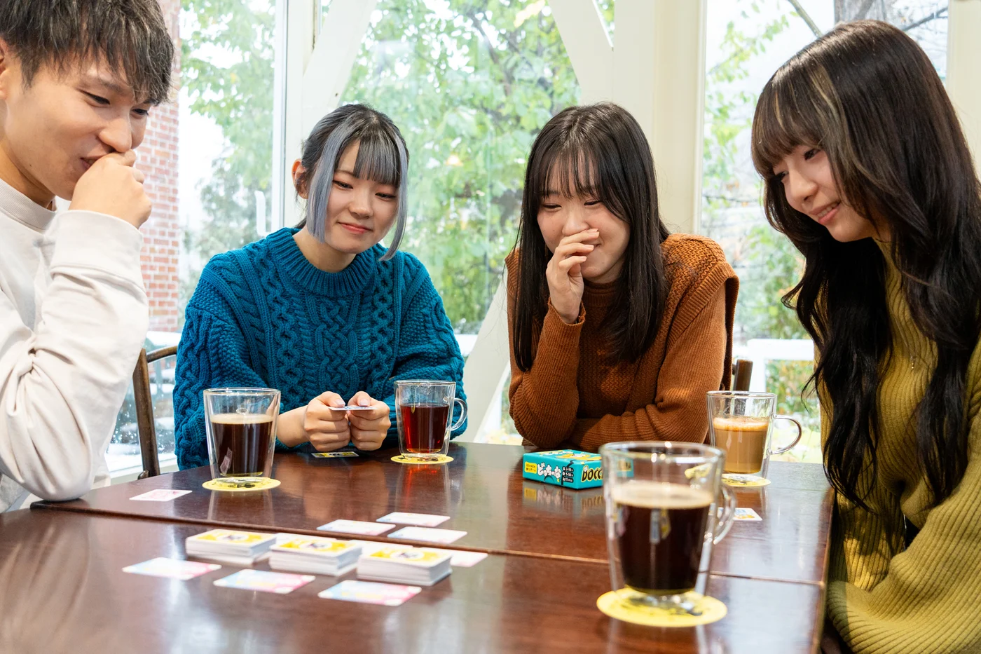 質問カードを並べて、回答の行き先を予想するゲーム。
